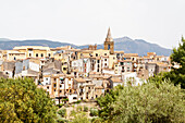 Blick auf das Dorf Castelbuono, Sizilien, Italien