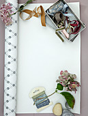 Stoffbänder und Hortensien auf einer Tapetenrolle