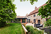 Altes Bauernhaus mit Terrasse und moderner Anbau mit Glasfront