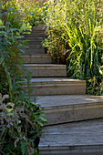 Gewundene Holztreppe im Garten