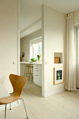 Passage and opening to the kitchen in white and beige