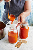 Tomatensauce in Schraubgläser einfüllen