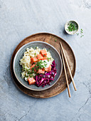 Salmon cubes on rice with red cabbage (Asia)