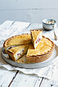 Pikante Ricotta-Pie mit Provola und Salami