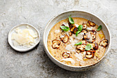 Kartoffel-Pilz-Cremesuppe mit Parmesan und Basilikum