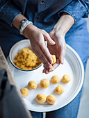 Curry-Kürbis-Bällchen zubereiten