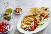 Hummus mit Gemüse und Pitabrot