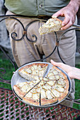 Buchweizen-Focaccia mit Kartoffeln und Salbei-Knoblauch-Öl