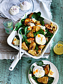 Warmer Spinat-Kartoffel-Salat mit pochiertem Ei