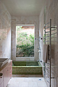 Mediterranes Badezimmer mit Mosaik-Wanne unterm Fenster