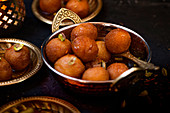 Gulab Jamun (Indische Teigbällchen) mit Pistazie und Rosensirup