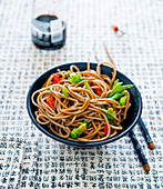 Soba noodles with broccoli and peppers