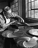 Tensioning circular saws, 1963