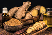 Sliced ginger root and ginger powder in the bowl