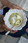 Sciumette con crema ai pistacchi (snow eggs with pistachio cream, Italy)