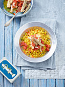 Curry-Basmatireis mit Makrele, Paprika und Tomaten