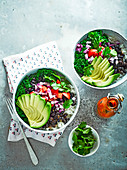 Burrito Bowl mit schwarzen Bohnen, Chipotle, Avocado und Tomaten