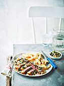 Pfeffersteak mit Zitrone, Haselnuss-Salsa-Verde und Selleriepommes