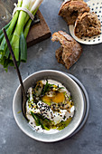 Türkische Eier mit Labneh, Frühlingszwiebelöl und -butter