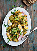 Kartoffel-Gurken-Salat mit Radieschen, Ei und Pesto