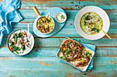 Vier Hähnchengerichte - Risotto, Suppe, grünes Curry und Fladenbrot mit Grillhähnchen