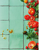 Verschiedene Tomaten am Bildrand