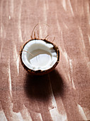 Kokosmilch in Kokosnusshälfte