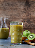 A green kiwi, lettuce and apple smoothie
