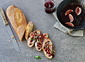 Baguette topped with figs, goat's cheese and balsamic cream
