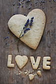 Glutenfreie Mürbeteigplätzchen mit Lavendel in Herzform und als Schriftzug 'Love'