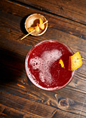 Cranberrydrink mit Orangenschale