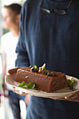 Rote Sardellen-Terrine mit Brotchips