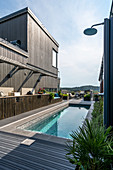 Luxuriöser Innenhof mit Swimmingpool am modernen Holzhaus
