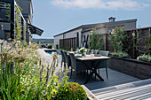 Gedeckter Tisch auf der Terrasse im Innenhof mit Swimmingpool