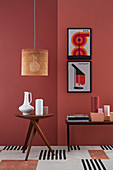 DIY-Lampenschirm aus Wiener Geflecht über Beistelltisch mit Vasen, Konsolentisch und moderne Druck an roter Wand