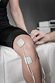 Placing TENS electrodes on knee