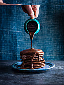 Pancakes mit Schokoladensauce übergiessen