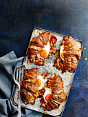 English-Breakfast-Croissants mit Baked Beans und Spiegelei