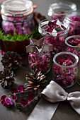 Getrocknete Blüten in Gläsern als Weihnachtsgeschenk