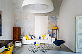 Wohnzimmer im Designerstil im italienischen Altbau mit Bogendecke