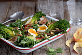 Blattsalat mit geräucherter Makrele, Apfel, Ei und Limettendressing