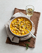 Kürbis-Bohnen-Suppe mit Nudeln