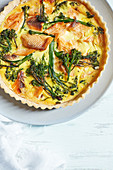 Quiche mit Räucherforelle und Brokkolini