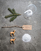 Weinglas, Kiefernzweig, Namensschild, Rehfiguren und Salz für Basteln von weihnachtlichen Platzhalter