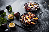 Vegan plum tartelettes with almonds