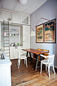 Küchen- und Essbereich in Kleinwohnung mit deckenhoher Schrankwand