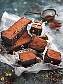 Schokoladen-Haselnuss-Brownies mit Kakaopulver