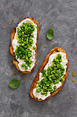 Open sandwich with ricotta and green peas with mint and lemon