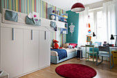 Geschwister-Kinderzimmer mit Hochbett und farbenfroher buntgestreifter Tapete