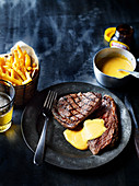 Steak and Chips mit würziger Sauce Hollandaise